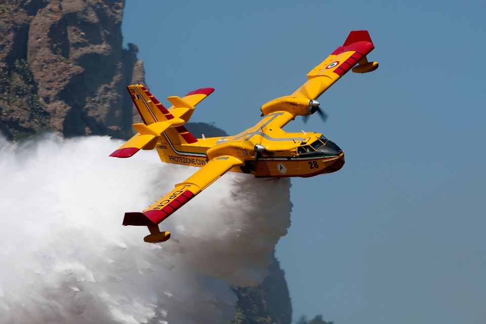 Kanada yapımı CL- 415 yangın söndürme uçaklarının fiyatı 2 Milyar Türk Lirası civarında.